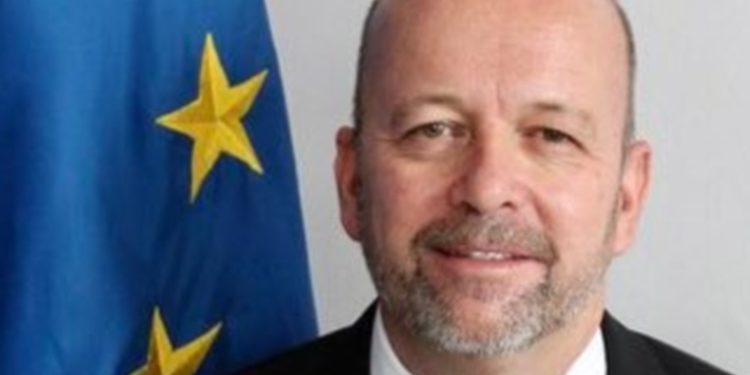Funcionarios de la UE y EE. UU. expresan preocupación por la estabilidad política en el país