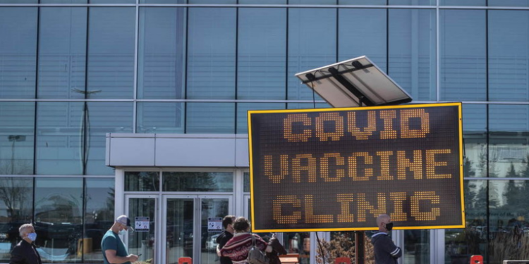 Funcionarios de salud canadienses informan la primera muerte causada por un coágulo de sangre en un receptor de la vacuna AstraZeneca Covid