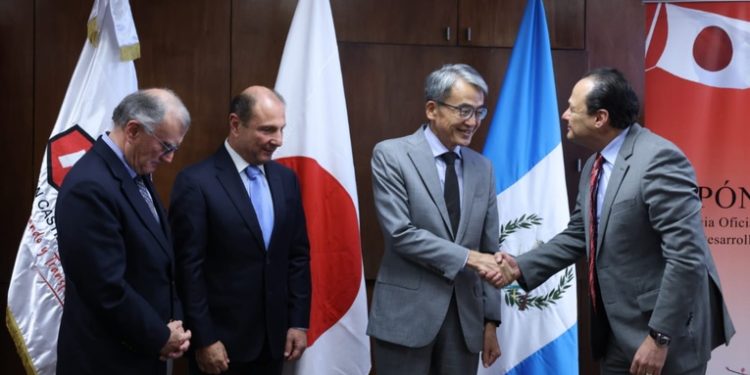 Fundación Castillo Córdoba y embajada de Japón firman convenio para remozar 4 escuelas en Huehuetenago