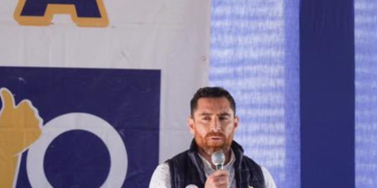 Futbolista activo es proclamado como candidato a alcalde para ''Cambio''