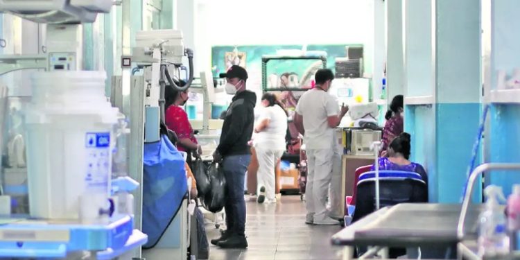 Garantizan suministros para el sistema nacional de salud que se encuentra en alerta roja