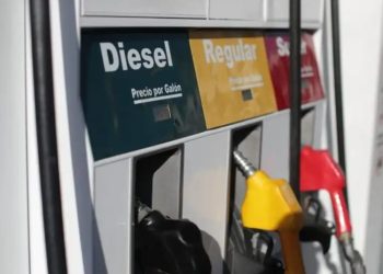 Gasolinas suben 80 centavos por galón mientras el diésel baja 60 centavos