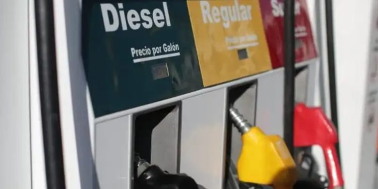 Gasolinas suben 80 centavos por galón mientras el diésel baja 60 centavos