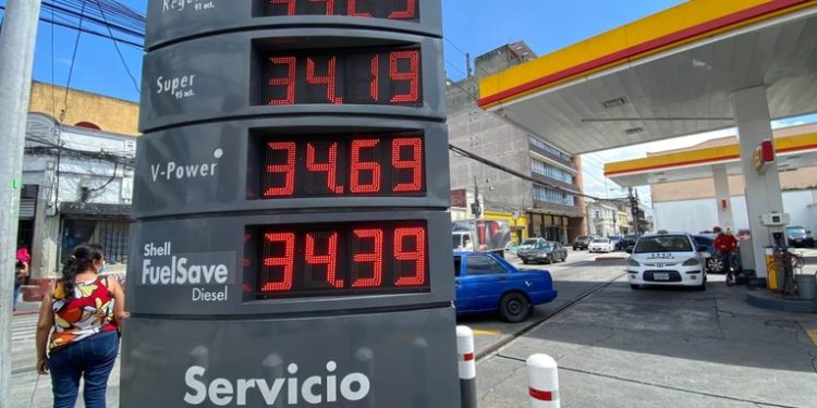 Gasolinas y diésel suben entre Q0.50 y Q0.80 por galón desde el 1 de abril