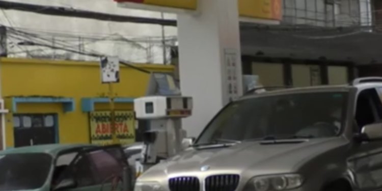 Gasolineras muestran leve baja en el precio de combustibles