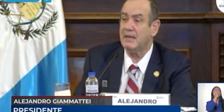 Giammattei advierte que crisis del Covid-19 podrí­a provocar en Diciembre diez mil fallecimientos