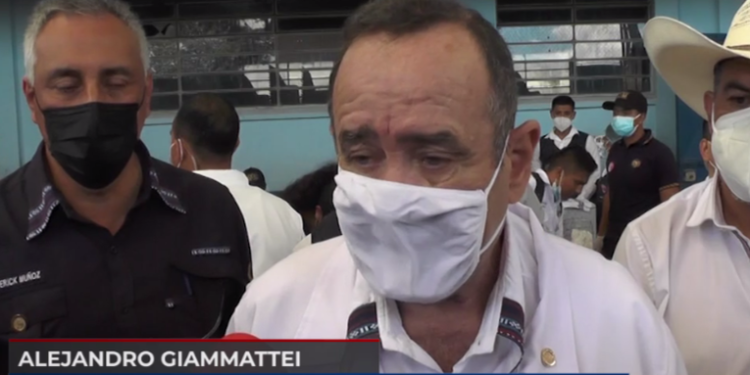 Giammattei anuncia la reducción de hospitalizaciones