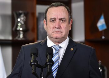 Giammattei confirma llegada de más vacunas al paí­s