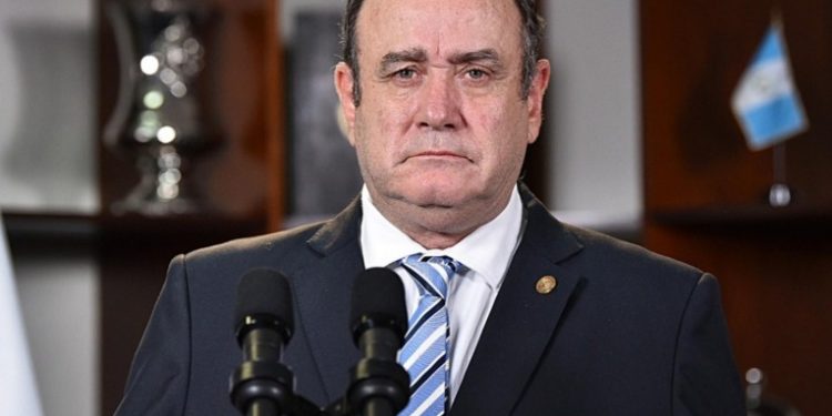 Giammattei confirma llegada de más vacunas al paí­s