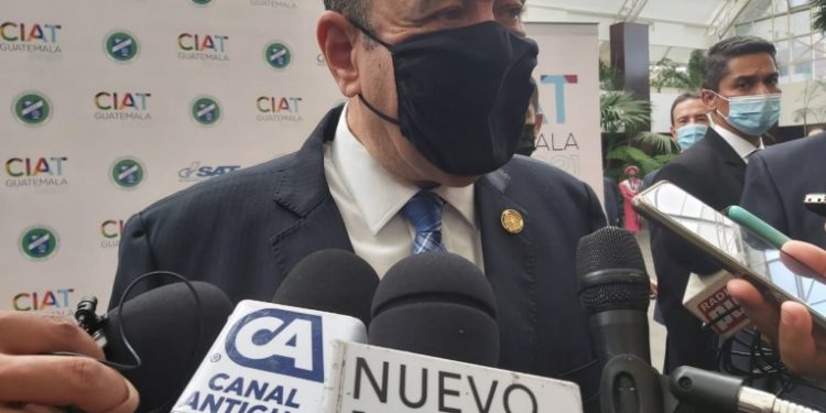 Giammattei confirma llegada de vacunas al paí­s donadas por México