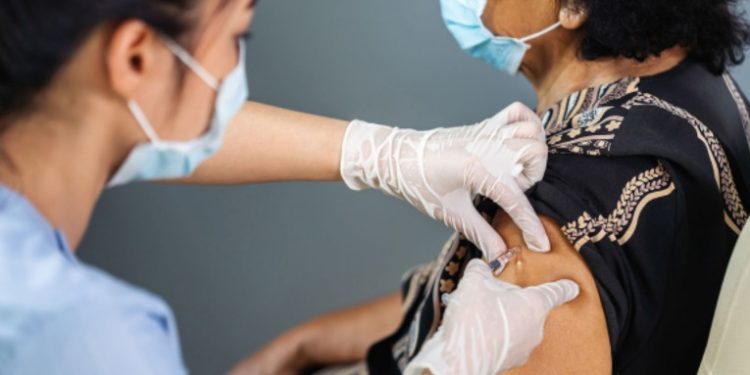 Giammattei espera seguir avanzando con la vacunación en el país