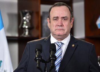 Giammattei incita a los adultos mayores a vacunarse