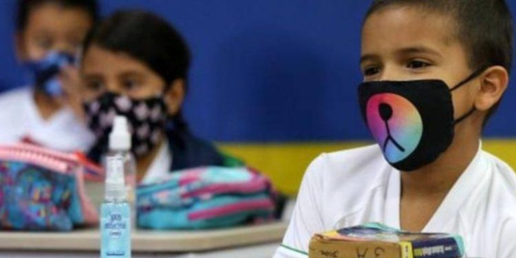 Giammattei insiste en tener clases presenciales en agosto