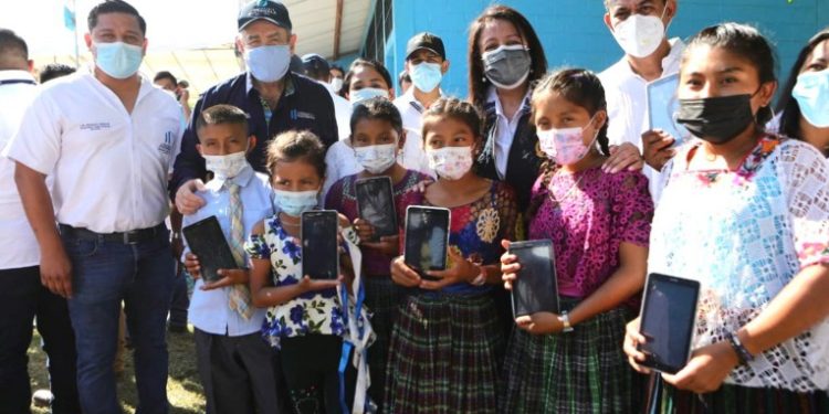 Giammattei junto al MINEDUC lanzan estrategia de tecnologí­a en Petén