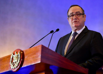 Giammattei le pide cordura a Petro y dice que no hay persecución contra el ministro de Defensa