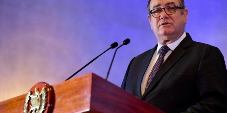 Giammattei le pide cordura a Petro y dice que no hay persecución contra el ministro de Defensa