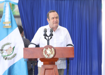 Giammattei pide priorizar vacunación en niños