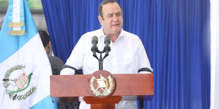 Giammattei pide priorizar vacunación en niños