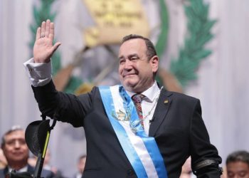 Giammattei se comprometió a entregar el mando al que gané las elecciones el 20 de agosto