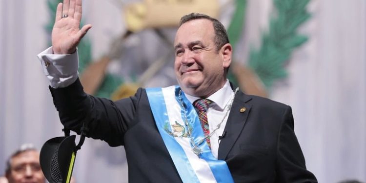 Giammattei se comprometió a entregar el mando al que gané las elecciones el 20 de agosto