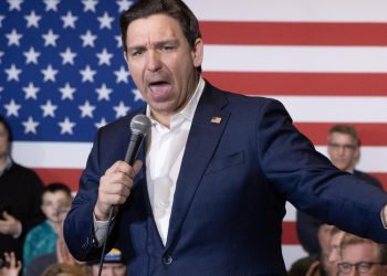 Gobernador de Florida, Ron DeSantis, retira su candidatura presidencial y respalda a Trump