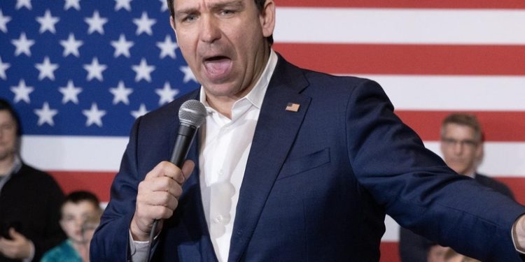 Gobernador de Florida, Ron DeSantis, retira su candidatura presidencial y respalda a Trump