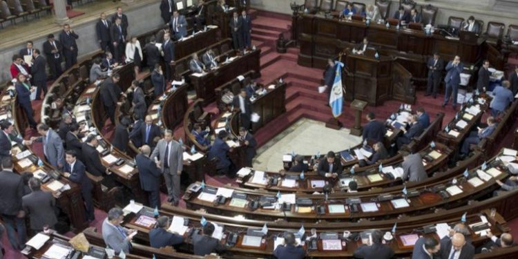 Gobierno analiza alternativas para reparar hundimiento en carretera al pacifico