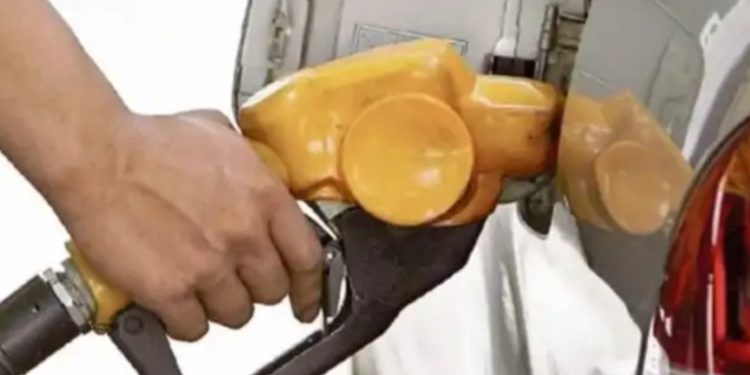 Gobierno analiza el suspender el subsidio a los combustibles