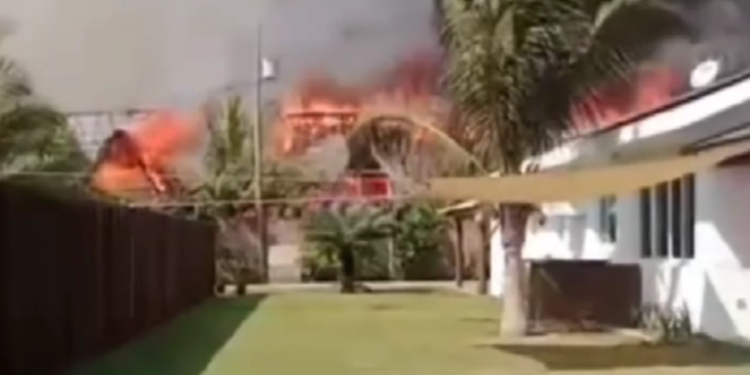 Gobierno apoya la reconstrucción de El Paredón tras incendio reciente