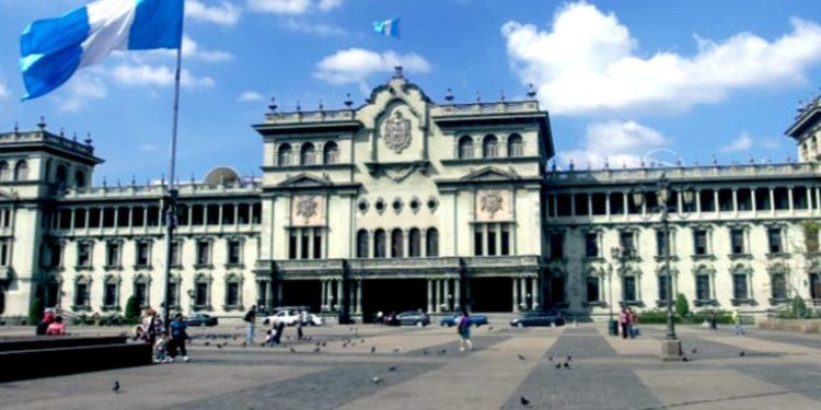 Gobierno busca ahorrar mil millones de quetzales con plan de austeridad