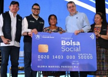 Gobierno celebra la entrega de la tarjeta número 50 mil de la Bolsa Social en San Raymundo