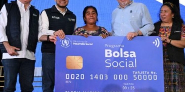 Gobierno celebra la entrega de la tarjeta número 50 mil de la Bolsa Social en San Raymundo