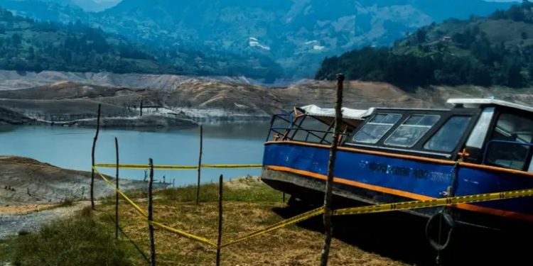Gobierno de Colombia suspende labores para ahorrar agua