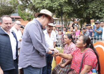 Gobierno entrega Bono Único en áreas rurales; Arévalo lidera jornada en Senahú