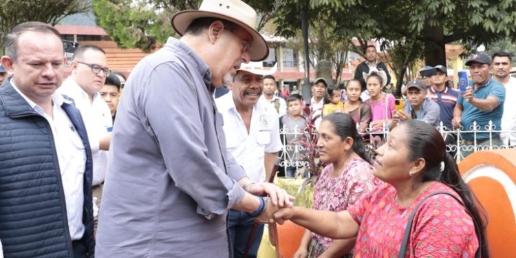 Gobierno entrega Bono Único en áreas rurales; Arévalo lidera jornada en Senahú