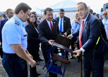 Gobierno entrega mobiliario a centros educativos para el próximo año