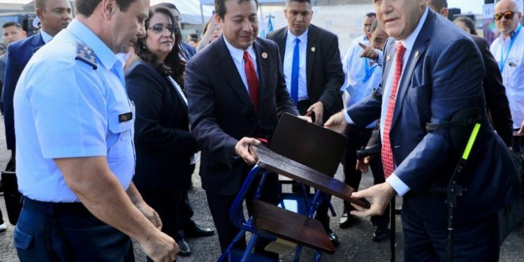 Gobierno entrega mobiliario a centros educativos para el próximo año