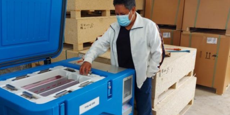 Gobierno recibe donación de congeladores para vacunas contra el Covid-19