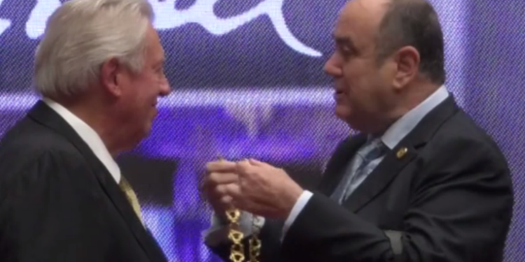 Gobierno rinde homenaje al escritor estadounidense John Maxwell