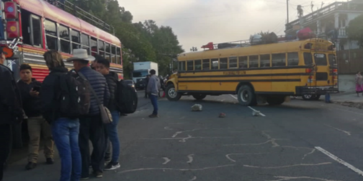 Gobierno y transportistas buscan solución en mesa de diálogo para evitar bloqueos