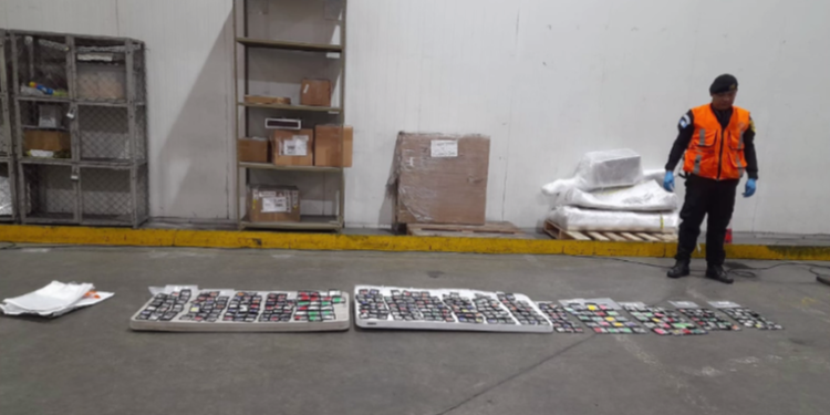 Golpe al tráfico de drogas: Antinarcóticos descubren envío de cocaína en llaveros