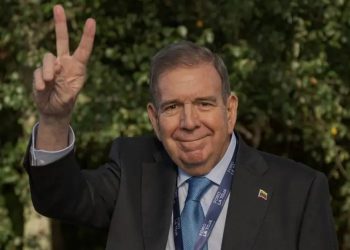 González Urrutia llega a Lima para reunirse con Boluarte