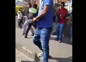 Graban a conductor y agente PMT mientras protagonizan pelea en Mazatenango
