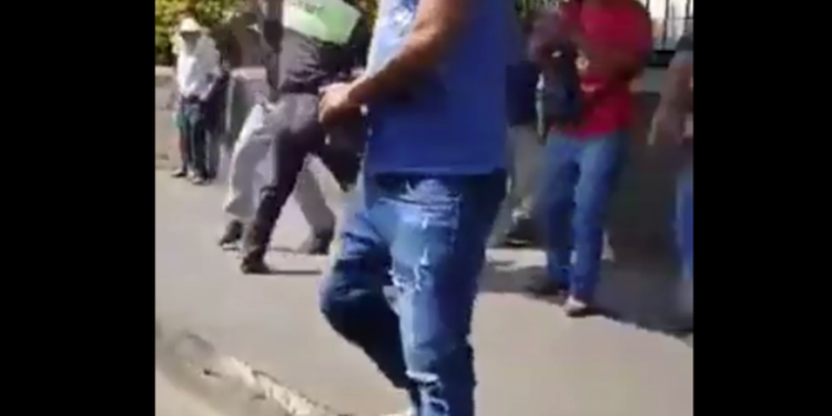 Graban a conductor y agente PMT mientras protagonizan pelea en Mazatenango