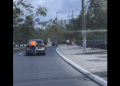Graban a cuidador de parqueos montado en un carro que iba en marcha