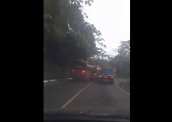 Graban a dos pilotos rebasando curva en contra de la ví­a en carretera