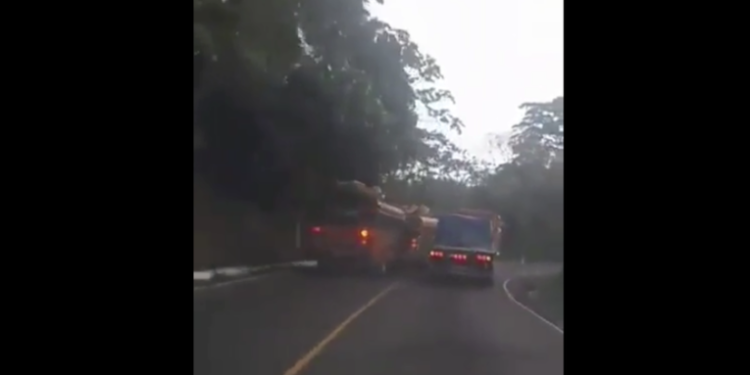 Graban a dos pilotos rebasando curva en contra de la ví­a en carretera