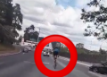 Graban a hombre manejando en la via parado en su bicicleta