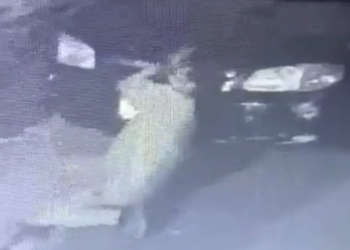 VíDEO: Graban a hombre robando baterí­as de carros en la colonia Centroamérica, zona 7