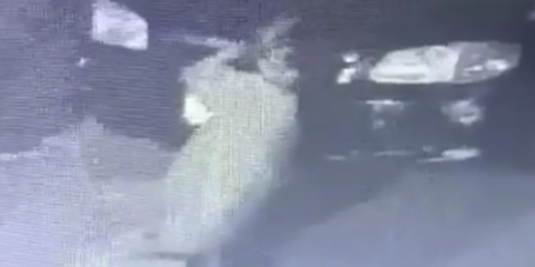 VíDEO: Graban a hombre robando baterías de carros en la colonia Centroamérica, zona 7